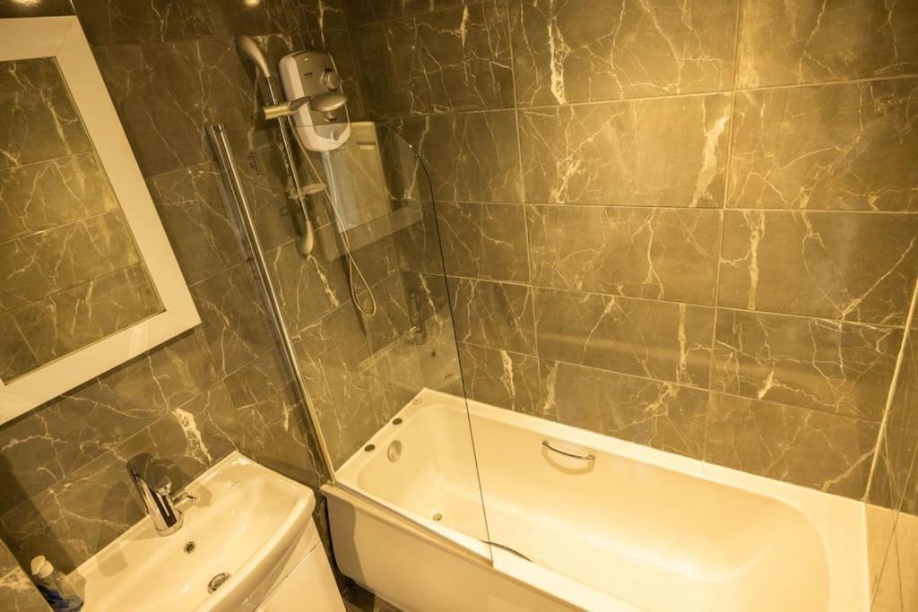 2 Bedrooms -Parking-Very Spacious-Wifi London Luaran gambar